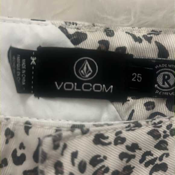 VOLCOM Juniors' Frochickie Shorts • 25 - Picture 4 of 4